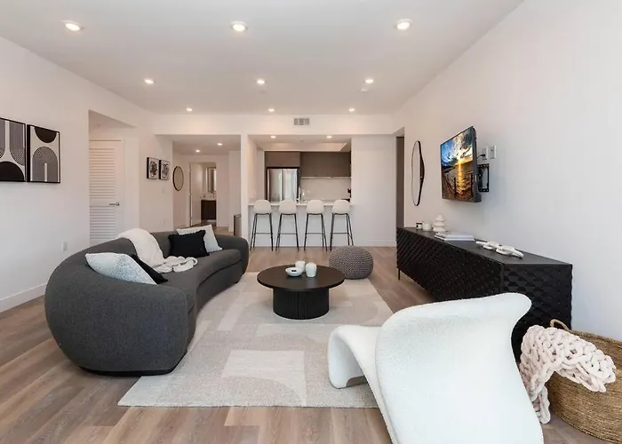 Deluxe Modern 2-Bedroom Condo W/ Roof Deck!