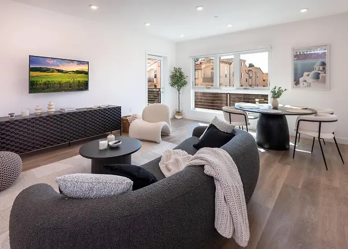 Deluxe Modern 2-Bedroom Condo W/ Roof Deck!