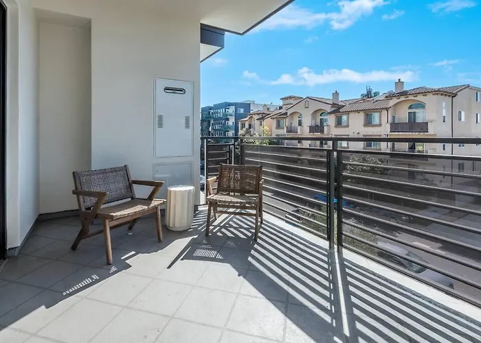 Deluxe Modern 2-Bedroom Condo W/ Roof Deck!