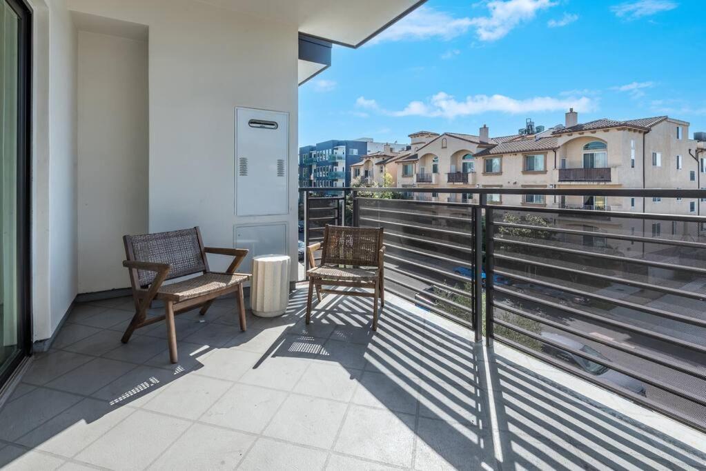 Deluxe Modern 2-bedroom W/ Roof Deck! * Los Angeles