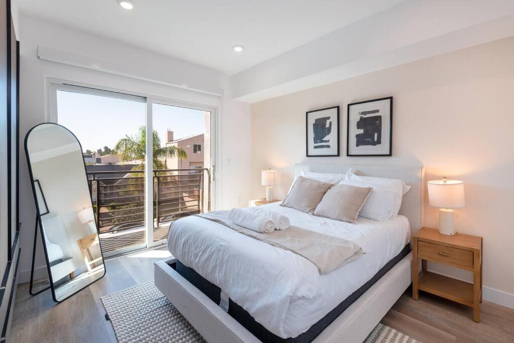 Deluxe Modern 2-bedroom W/ Roof Deck! Apartment Los Angeles