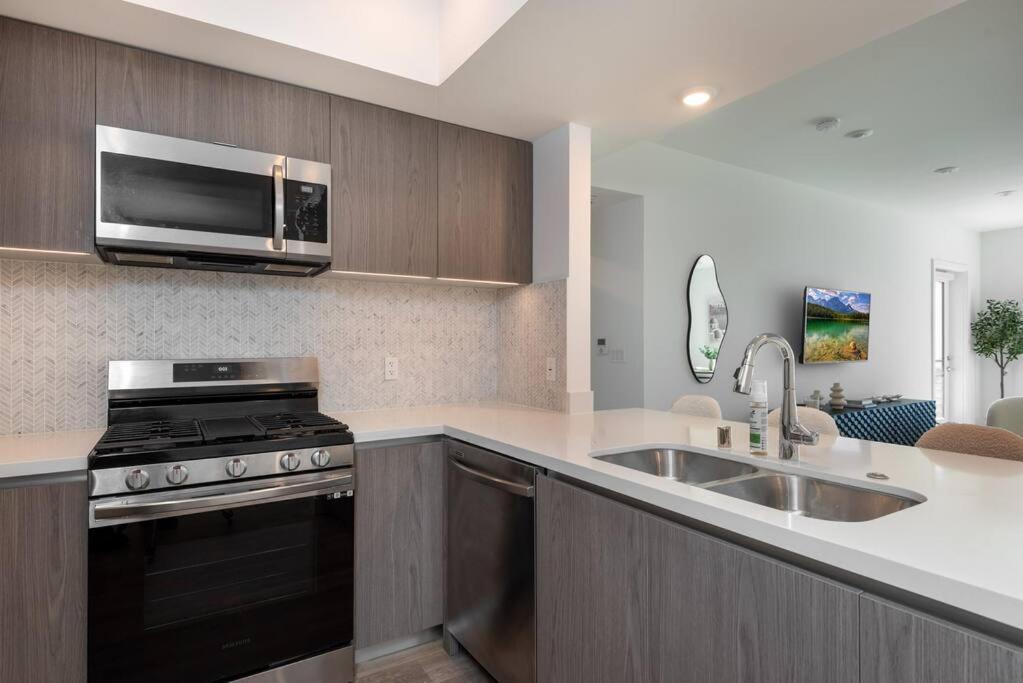 Deluxe Modern 2-bedroom W/ Roof Deck! * Los Angeles