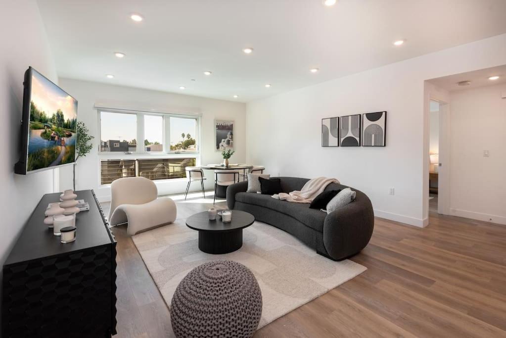 Deluxe Modern 2-bedroom W/ Roof Deck! * Los Angeles